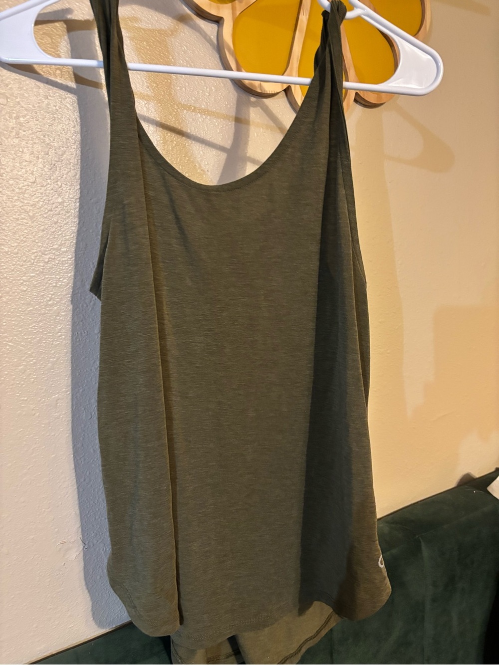 Gap Women’s Olive Green Scoop Neck Tank Top